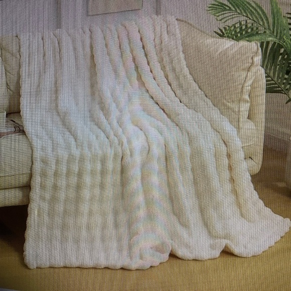 Faux Fur Throw Blanket with 3D Bubbles Ivory - Picture 1 of 7